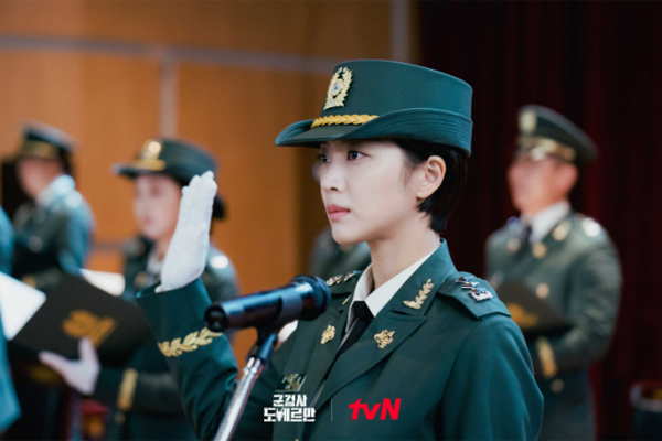 Before the start of the TVN drama , many people would have thought of the Netflix original series .D.P., which appeared in the absence of Army-based drama, was a popular work of public and critics, overturning the prejudice that it should not be a Amy story.In particular, the fact that the military prosecutor is the main character makes us expect that the problem of Army corruption will be dealt with in many ways.So, just as  provocatively brought the problem of Army violence into reality,  is also expected to be a serious question about the problem of Army.In fact, the Military Prosector Doberman has brought out military service corruption such as the controversy over the Emperor Military uniform of the son of World Bank from the first time.However, the episode of this World Bank son is more like revenge for a friend who was beaten by him in the past rather than strictly the emperor Military uniform.Army It is a story that is slightly off from dealing with my corruption in earnest.Instead, Military Prosector Doberman sets up a 20-year-old defense contractor named Roh Tae-nam (Kim Woo-seok) as Billen, a man who feeds drugs and rapes at a club.And Cha Du-riin (Jo Bo-ah) appears in front of their gang and punishes them with a fist.It seems that someone exists behind him, but it has not yet appeared what Cha Du-ri intended.However, it is clearly expected that Roh Tae-nams problem will be highlighted and his lawyer, Yong Mun-gu (Kim Young-min), will come forward.According to the description of the person, Roh Tae-nam is offered to join Yongmun-gu as a solution to overcome the owner risk caused by himself.In other words, by sending it to Army, Lee Yong is trying to get innocence by loophole military law.Of course, it is clear that these Kahaani are eventually linked to corruption within the Army.In other words, those who have it may be Lee Yong in favor of the Armys military law, which is not the fairness of the law but the command system.In addition, Kahaani of  is not going to end up just by defeating this Roh Tae-nam-like Billen.It will lead to corruption between the defense company and the Army.However, it is a part where the corruption of the Army reflecting this somewhat serious reality is taken out, and the way of dealing with it is solved with a somewhat light action, genre, and multiple narrative.Some viewers want to see Drama as if they are enjoying it not too heavy, but some viewers are wondering if they can handle such serious issues lightly.Especially in the time when various events in the Army are frequently bursting like these days, it is a part of being careful to deal with the material of the Army corruption like entertainment.It is difficult to say that the first episode was only aired, but can the feeling of light action genre of those who dream of revenge somewhere, Dobaeman (Anbohyun) and Cha Du-ri, continue to sympathize with viewers?It is a question of curiosity.