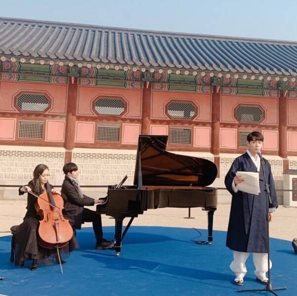 ▲ 제100주년 3.1절 기념식에서 편지를 낭독하는 윤주빈(오른쪽). 출처|윤주빈 인스타그램