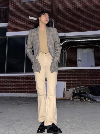 Singer and Actor Seolhyun reveals fashionista charm with jacket lookSeolhyun posted several photos on his instagram on the 1st with the article Alley Captain.The photo shows Seolhyun posing.Seolhyun, who matches beige pants with a checkered jacket and long legs, captivates the eye with a combination of sophisticated jacket look and pure visual.Fans responded that it is cool and fine, the ratio is also big, and it is so beautiful and cool.Meanwhile, Seolhyun appears in the TVN drama The Shopping List of High Seas, in which Seolhyun will appear as a police officer at the Earthquake and meet fans.