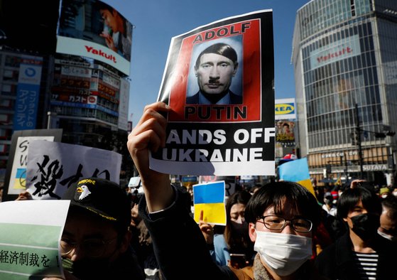 지난달 26일 일본 도쿄에서 러시아의 우크라이나 침공에 반대하는 시위대가 행진을 하고 있다. [로이터=연합뉴스]