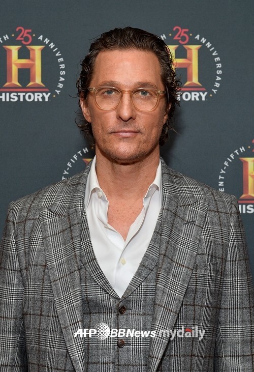 Matthew McConaughey (52), who won the Academy Award for Dallas Bias Club and became a 10 million actor in Korea for Interstellar, told an episode of hair transplantation.According to the LAD Bible on Sunday, he once told a famous doctor he had to prove he had not had a hair transplant.The Academy Award-winning actor recalled his experience of suffering from hair loss in the late 1990s in his 2020 memoir Greenlights.McConaughey tried to shave off all his hair, but the final treatment was much simpler.I get a hair loss treatment ointment and rub it on my scalp for ten minutes once a day, and I have more hair than I did in 1999, he said.As hair loss progressed and suddenly the hair thinner, some rumored that he had a hair transplant.He said, Some doctor asked me, Can I see your hair? I touched my hair and said, You havent had a hair transplant.I wanted to kick this man in the butt.McConaughey said he still uses hair loss treatment ointments today because he doesnt want to risk his hair going back to its former state.Meanwhile, he attracted attention in November last year when he said he opposed the mandatory vaccine for children.We cant force young children to be vaccinated, he told the New York Times, and we still want to know more about it.It will come time to roll the dice in such a way that you have to ask, Where is the number in my favor?McConaughey and his wife Camilla Albs, who were pondering running for governor of Texas earlier this year, have three children: Levy (13), Vida (11) and Livingster (8).