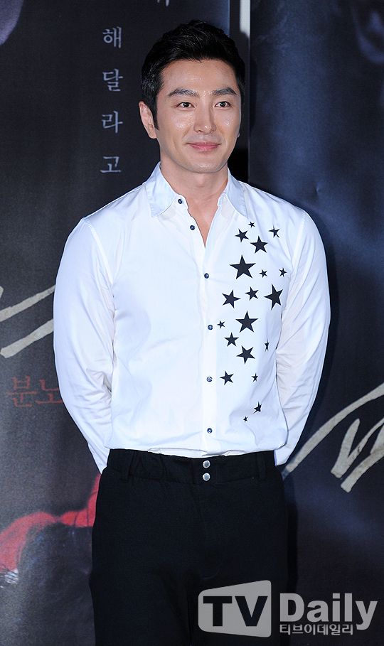 Actor Ryu Tae-joon has delivered a sudden marriage news; however, his complex and prolific devotional issues are summoned and are not being welcomed by the public.Ryu Tae-joon posted a number of wedding photos on his SNS on the 2nd, along with a long article that starts with Today I want to give a little special news.Theres her who made me feel excited and excited for the first time in my life, he said.I met a woman who wants to spend my life together, and it is five years since I became a couple in the blessing of her and her family. He said of his wife, I have a lovely wife who will not be able to give everything to me now.I am already living as a couple, but I am sorry that I have not been able to wedding ceremony due to Corona 19, but I will raise the Wedding ceremony for my wife only with the best proposal once more next year.However, he said, I was careful about everything as my wife was a general person. I would like to ask you to understand that the time to announce the marriage news is delayed because I respect and care for my wifes will.Please watch us live well. Ryu Tae-joons wife is known as a power blogger and is due to post a Wedding ceremony around next year.But his marriage Confessions are just as unwelcome: his complex past love affair has been rekindled and caught on.He was in 2017 five years agoIn September, she was involved in an episode of romance with a female blogger, A.His agency refuted that it was unfounded, but the photo and sightings came out and the agency denied that  (Ryu Tae-joon met with Mr. A) briefly and that he was separated by his own work.However, after that, it was reported that Ryu Tae-joon had traveled with Mr. A to Danang, Vietnam, and rumors of a reunion were also raised.However, at the same time, the existence of former girlfriend B, who had been in a de facto marriage relationship with Ryu Tae-joon for 17 years, was revealed and the controversy was increased.Ryu Tae-joon admitted to being a lover with Mr. A after all in 2018, but the fact that he marriages as a result was revealed late as a thoroughly secretive affair.My wife was careful because she was a general person, but there is a growing public opinion that his complicated love affair rises to the surface and is disappointing.
