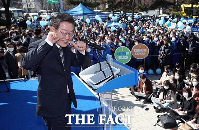 서울 도심 유세에서 재치있는 포즈로 인사하는 이재명 후보.