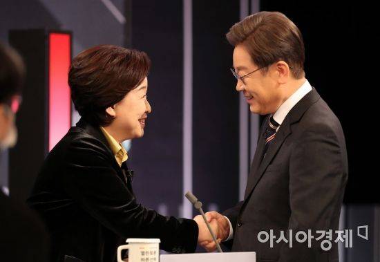 20대 대통령 선거가 일주일 앞으로 다가온 2일 서울 여의도 KBS에서 열린 중앙선거방송토론위원회 주관 제20대 대선 제3차 초청후보자 토론회에 참석한 이재명 더불어민주당 대선 후보와 심상정 정의당 대선후보가 인사를 나누고 있다./국회사진기자단