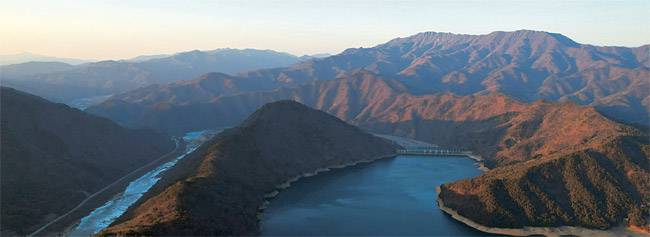 저수량이 10억t에 달해 ‘내륙의 바다’라 불리는 강원 화천의 파로호 하류 쪽 전경. 호수의 물길 아래에 화천댐이 보인다. 오른쪽 뒤쪽으로 부채처럼 산자락 너머 민통선 지역에 중동부 전선의 요충지인 백암산이 있다.