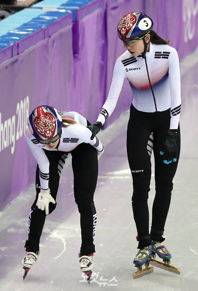 심석희(오른쪽)와 최민정이 2018 평창 동계올림픽 쇼트트랙 여자 1000m 결승전에서 부딪혀 넘어진 뒤 일어난 모습. 이한형 기자