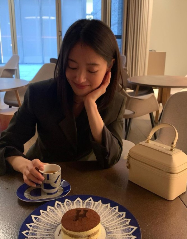 On the 3rd, Lee Se-young posted several photos through his instagram.On the other hand, Lee Se-young appeared in MBC Drama Red End of Clothes Retail which last January.Red End of Clothes Retail is a sad court romance of the king, who was the countrys priority over the courtesan and love to protect his chosen life.