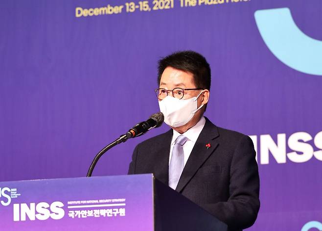 박지원 국가정보원장이 작년 12월 서울 플라자호텔에서 국가안보전략연구원 주최로 개최된 '2021 글로벌 인텔리전스서밋'에 참석해 축사하고 있다. /국가안보전략연구원 제공