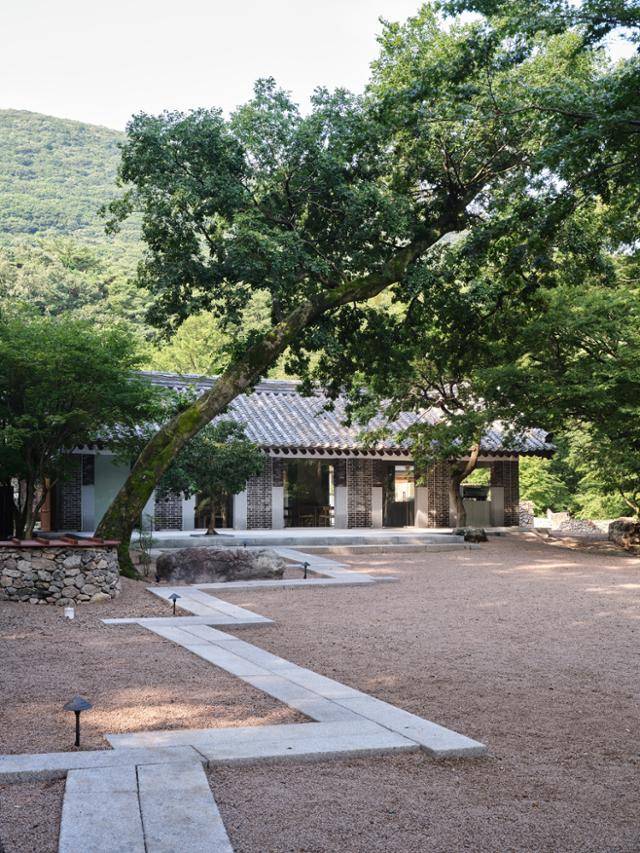 최근 재단장한 전남 해남의 한옥 스테이 유선관의 카페 외부. 원래 공동 화장실·샤워실로 쓰이던 건물을 카페로 변경했다. 김동규 건축사진작가 제공