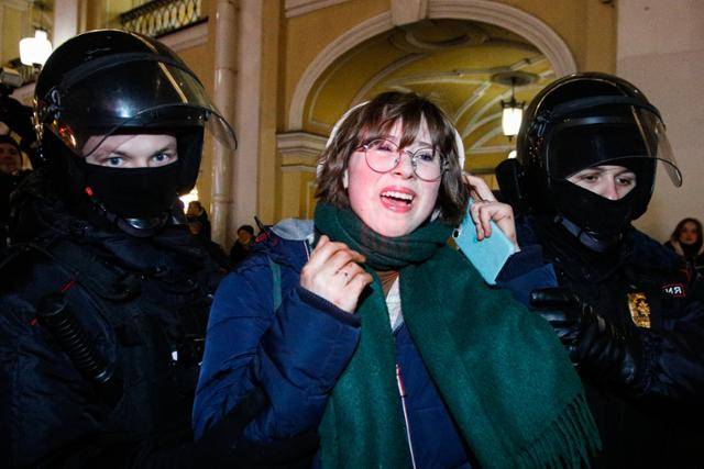 3일 러시아 모스크바에서 반전 시위에 참여했던 한 여성이 경찰에 체포되고 있다. 모스크바=타스 연합뉴스
