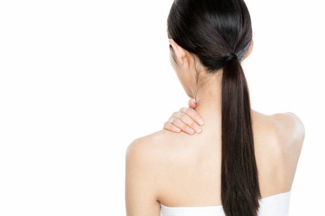 오랜 시간 머리를 꽉 묶고 있으면 견인성 탈모가 생길 수 있다./사진=클립아트코리아