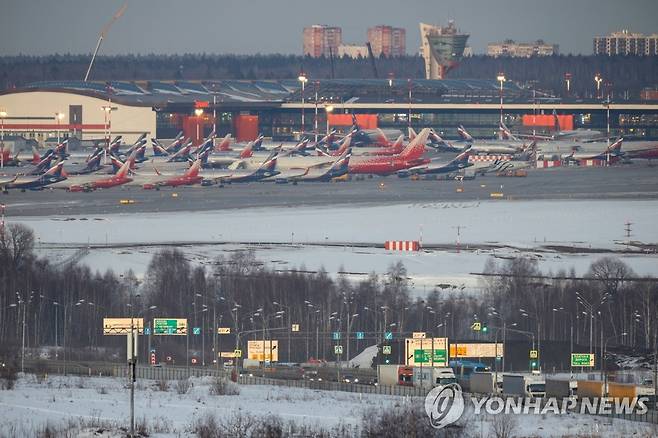 미국 영공 비행 금지된 러시아 항공기들 (모스크바 로이터=연합뉴스) 아에로플로트와 로시야 등 러시아 항공사 소속 여객기들이 1일(현지시간) 모스크바 셰레메티예보 국제공항에서 대기하고 있다. 조 바이든 미국 대통령은 이날 러시아의 우크라이나 침공에 대응해 유럽연합(EU)·캐나다와 보조를 맞춰 모든 러시아 항공기의 미국 영공 비행을 금지한다고 밝혔다. 2022.3.2 leekm@yna.co.kr