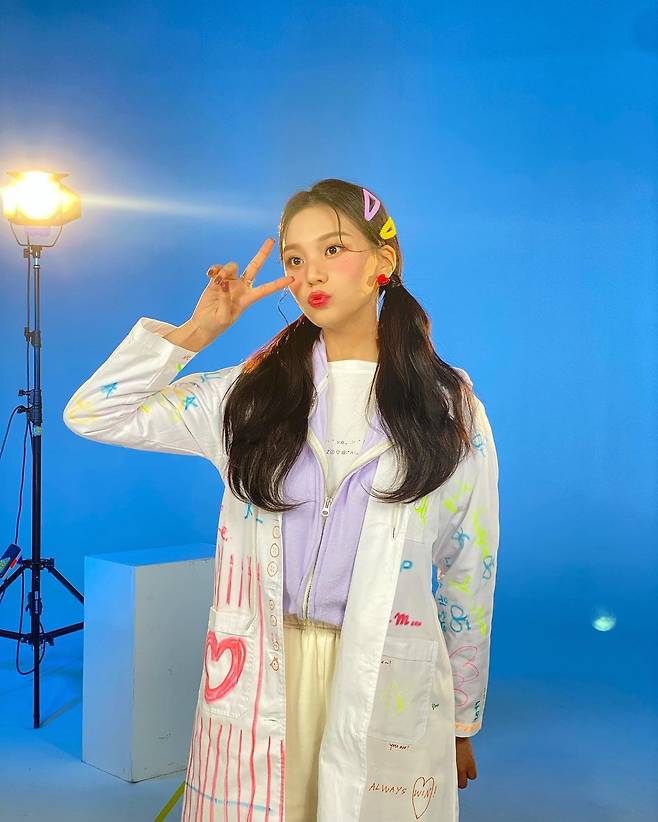 Umji, a member of the group ViviZ, showed off his lovely charm and focused attention on netizens.On the 4th, Umji posted several photos with the article Nadol Cha Cha Cha through personal instagram.In the open photo, Umji took pictures with various poses, especially the admiration of those who harmonized his distinctive features with his slim body.The netizens who saw this had various reactions such as Umji is so happy when I post it continuously and I am really cute.iMBC  Photo Source Umji Instagram