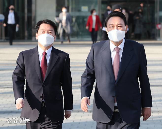 선거여론조사 공표금지 첫날 벌어진 전격적인 야권단일화에 따른 지지율 변동 추이는 선거투표가 종료되는 3월 9일 오후 7시 30분 이후에야 공개 가능하다. 국민의힘 윤석열, 국민의당 안철수 대선 후보가 3월 3일 오전 국회 소통관에서 기자회견을 열고 야권 후보 단일화를 선언한 뒤 유세를 위해 이동하고 있다. 권호욱 선임기자