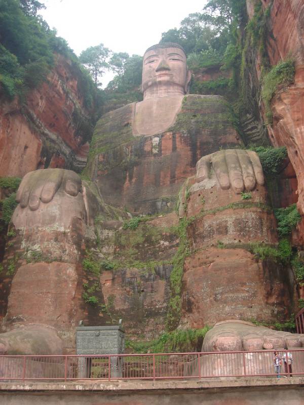 높이 71m의 세계 최대인 낙산대불.