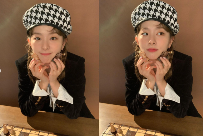 Red Velvet Seulgi has unveiled an undisclosed cut for the season grit.On the 5th, Seulgi posted several photos on his SNS with the article Beremo Sl.In the open photo, he wears a beret with his head on his head and makes a cute smile.At this time, the seating is the same as the seating in the 2022 Red Velvet season gleaning, which is recently released.The fans who saw this responded that Seulgi is pretty and cute no matter what he does, What is so cute, Idol or what he did?On the other hand, Red Velvet, which Seulgi belongs to, will make a comeback with his new mini album The ReVe Festival 2022 - Feel My Rhythm on March 21st.seulgi SNS