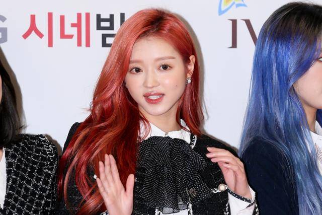 그룹 오마이걸 멤버 유아가 코로나19 확진 판정을 받았다. 이로써 멤버들 중 유빈 효정에 이어 세 번째 확진자가 나오게 됐다. 한국일보 자료 사진