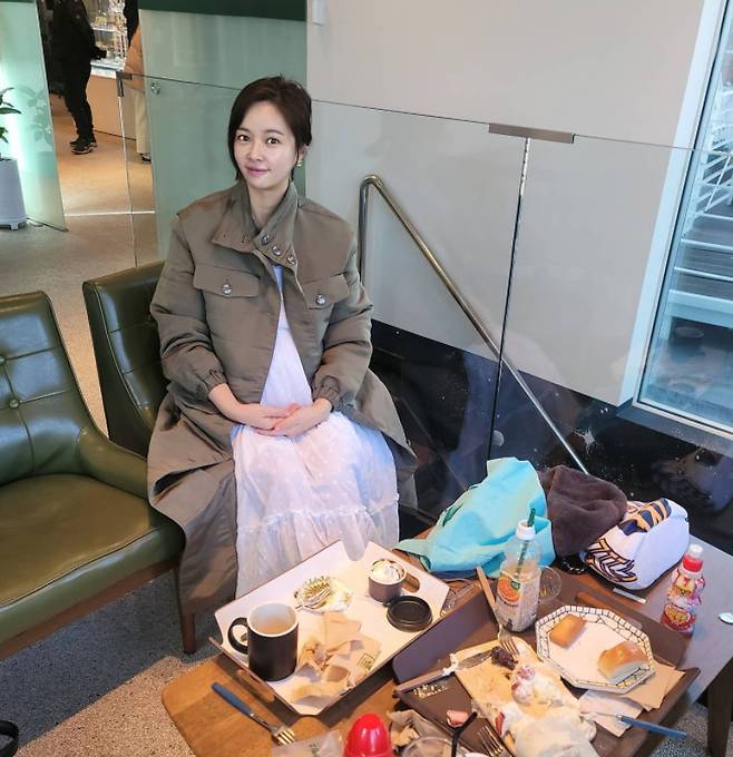 Group Sugar actor Hwang Jung-eum told me about the recent birth.Hwang Jung-eum posted a photo on March 6 with an article entitled Today on his personal instagram.In the photo, Hwang Jung-eum visits the cafe. Hwang Jung-eum looks at the camera and smiles brightly.The D line, which is not covered by a wide white dress and a khaki jacket, caught my eye.Hwang Jung-eum, who is about to give birth, has a happy life by spreading coffee and bread.The netizens who watched this responded such as Fighting is not long left and Pretty.Meanwhile, Hwang Jung-eum has a son in February 2016 after marrying professional golfer and businessman Lee Young-don.She is now pregnant with the second.
