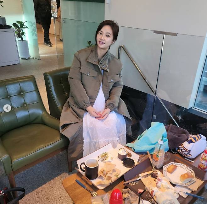 Group Sugar actor Hwang Jung-eum told me about the recent birth.Hwang Jung-eum posted a photo on March 6 with an article entitled Today on his personal instagram.In the photo, Hwang Jung-eum visits the cafe. Hwang Jung-eum looks at the camera and smiles brightly.The D line, which is not covered by a wide white dress and a khaki jacket, caught my eye.Hwang Jung-eum, who is about to give birth, has a happy life by spreading coffee and bread.The netizens who watched this responded such as Fighting is not long left and Pretty.Meanwhile, Hwang Jung-eum has a son in February 2016 after marrying professional golfer and businessman Lee Young-don.She is now pregnant with the second.