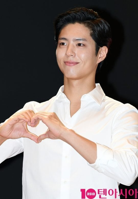 Parents who owe a large sum of money by selling their names because their children are celebrities. Stars who have done their best to solve the problem because they are children before celebrities, but have even brought out unwanted family history.Actor Kim Hye-soo, Han So-hee, Cha Ye-ryun, and Park Bo-gum were hit by image damage as they were cubicled by their parents debt.It was later announced that Han So-hees mother was accused of fraud on July 7. So-hee apologized once for her mothers fraud two years ago.At the time, Han So-hee revealed that she grew up under her grandmother due to her parents divorce as a child.This time, it was known that Han So-hees mother used a bankbook to open a bankbook when Han So-hee was a minor and to borrow money without knowing the bankbook.Han So-hees mother was also caught up in a forgery of private documents following borrowing money from her daughters bank account.A series of cases led to a civil trial, and the court ruled that it was irrelevant to Han So-hee.I am sorry for the inconvenience of personal affairs, and it is true that I can not break the life of my mother and daughter. I am sorry for those who have been harmed unintentionally, said Han So-hee.There is no plan to be responsible for the related debt, to use the name of the daughter to borrow money, and to prevent a series of acts that try to exploit the daughter as a famous entertainer and get money.Kim Hye-soo in 2019 had a similar controversy.His mother borrowed about 1.3 billion won from his acquaintances and did not pay it back. Kim Hye-soo, a legal representative, said, My mother has caused a lot of money problems for decades.I have never been involved without knowing the contents, and I have not gained any benefits, but I have been responsible for the reimbursement instead. In 2012, Kim Hye-soos mother was already in debt to all of her assets, which she had suffered and failed to reconcile.Kim Hye-soos mother, who had cut off the relationship but had not seen it for nearly eight years, caused financial problems again, making Kim Hye-soo difficult.Kim Hye-soo said, The responsibility of the problem is to the mother, and the party should be covered to the end. Kim Hye-soo explained that there is no basis for legal responsibility on behalf of the mother.Jang Yun-jeong also flew his entire fortune because of his mother.Jang Yun-jeong has left all the money he has earned to his mother, but his mother has spent all of it on his sons business.The father was shocked by a stroke and Jang Yun-jeong owed 1 billion won.When Jang Yun-jeong did not pay, Jang Yun-jeongs mother and About Her Brother slandered Jang Yun-jeong.Jang Yun-jeong had a tough time with his debt-related workshop with his biological mother, About Her Brother and the lawsuit to return the loan.Cha Ye-ryun was known even as a private death due to his fathers debt; it was reported in 2018 that Cha Ye-ryuns father was a criminal who was sentenced for land transaction fraud.His father was sentenced to three years in prison for fraud under the Severe Economic Crime Punishment Act of 2015, and was reported to the media as a famous female actor father at the time.Cha Ye-ryun revealed that he had not been in and out of his father for 15 years after his 19-year-old fathers bankruptcy, as well as had been paying his fathers debts instead.Cha Ye-ryun said, I felt responsible for the debtors believing in their own name as an entertainer and lending money to my father, and I paid my debts and used all the fees to pay my debts.Cha Ye-ryun reimbursed about 1 billion won in debt.Park Bo-gum filed for bankruptcy because of his fathers debt.Park Bo-gums father borrowed 300 million won from The Godfather company in 2008 and set up his son, Park Bo-gum, a 15-year-old minor, as a solidarity guarantor.The debts were raised to 800 million as Park Bo-gums father failed to pay off his debts, and The Godfather company demanded that Park Bo-gum pay off his debts instead.In 2014, Park Bo-gum filed for bankruptcy, saying, I was a middle school student at the time of the solidarity guarantee, and I did not know about the loan.In addition to the mentioned stars, Jang Yun-jeong, Hgo Eun, and Cho Ji-jung have been constantly under pressure to repay instead of being named because they were disowned from their parents.In addition, he was in a harsh situation where he had to reveal his dark personal history.The fraud Victims are unfair and frustrating. They would have believed that they would not have cheated because they were entertainers parents.But those who are in a situation where they are in debt because they are entertainers are also Victims, who were forced to pay their debts with their children.I tried to pay for it, but it was another debt that came back. I am sorry for those who have been hurt by their parents.