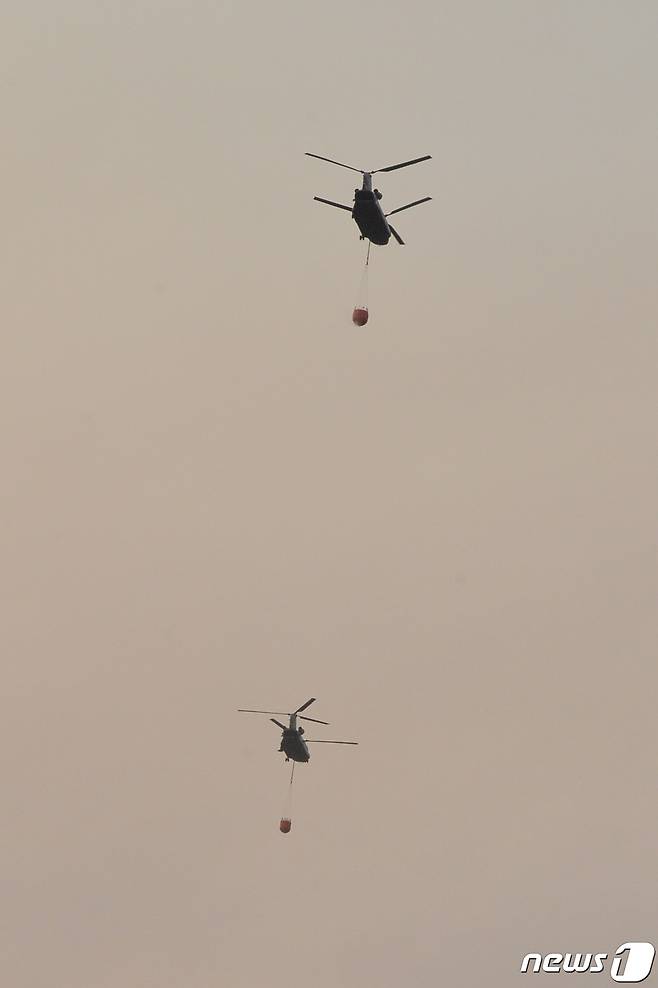 경북 울진군 산불 3일째인 6일 육군과 공군 소속 초대형 수송헬기(CH-64)치누크가 진화작전에 투입되고 있다. 2022.3.6/뉴스1 © News1 최창호 기자