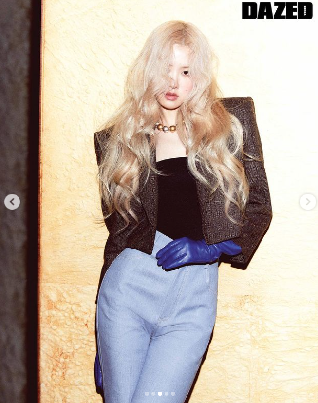 BLACKPINK Rosé, who finished the self-described, unveiled a picture surrounded by mysterious gold.She created a dreamy atmosphere with a light blonde in a subtle nude tone makeup. Rosé posted a picture with Dayd Korea on his SNS on the 7th.In the photo, Rosé reveals a clear features with bright white-toned blonde wave hair and a pale beige-ton lip.In the ensuing photo, the mermaid line white dress and the power shoulder are eye-catching jackets, giving a star-like atmosphere of silver screen.In another photo, he produced a youthful image with an intense red and orange dress: in Rosés pictorial, fans wrote, I really like it. Its so pretty!Im precious, he said.Meanwhile, Rosé was confirmed to have a new coronavirus infection and had a self-pricing period and was released on June 6.Photo Source  Rosé SNS