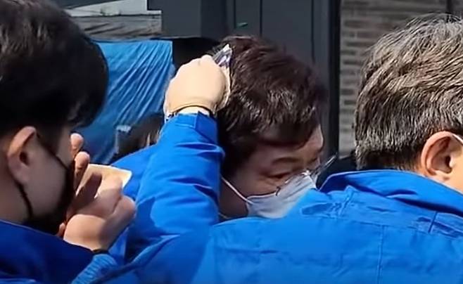 7일 서울 신촌에서 유세 도중 한 남성에게 망치로 머리를 가격 당한 송영길 더불어민주당 대표(가운데)의 머리 상처를 당 관계자들이 살피고있다./유튜브