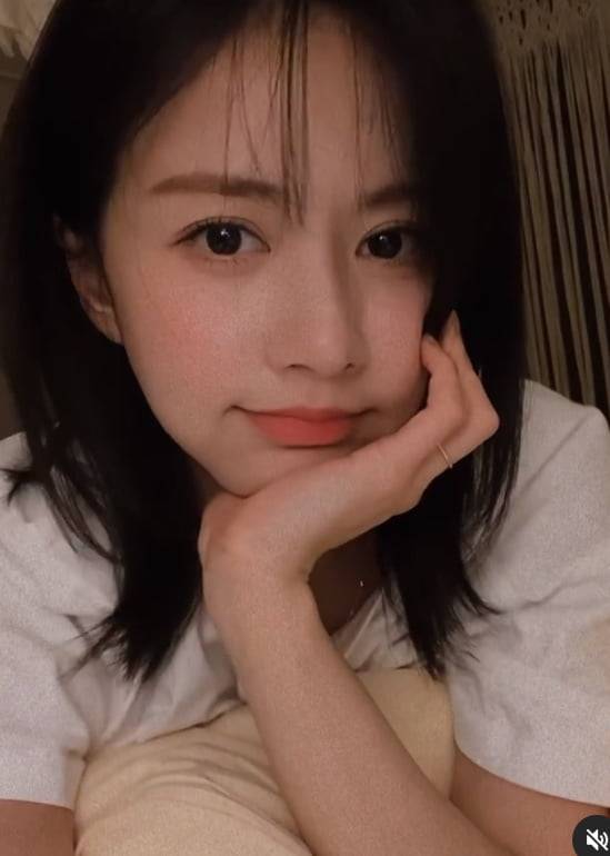 Actor Han Bo-reum has shared his current status.Han Bo-reum posted a picture on his instagram on the 7th with an article entitled Make-up.Han Bo-reum in the photo stares at the camera with a bright makeup, and the distinctive features such as a pair of big eyes and a sharp nose attract attention.Han Bo-reum has been communicating with fans through SNS since appearing on SBS FiL entertainment program Banka Road.