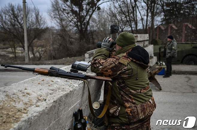6일(현지시간) 러시아가 침공한 우크라이나 수도 키이우 인근의 스토얀카의 검문소에서 군인들이 쌍안경으로 정찰을 하고 있다. © AFP=뉴스1 © News1 우동명 기자
