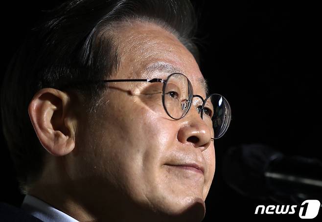 이재명 더불어민주당 대선 후보가 제20대 대통령 선거를 하루 앞둔 8일 저녁 서울 중구 청계광장에서 열린 마지막 유세에서 지지를 호소하고 있다. 2022.3.8/뉴스1 © News1 오대일 기자
