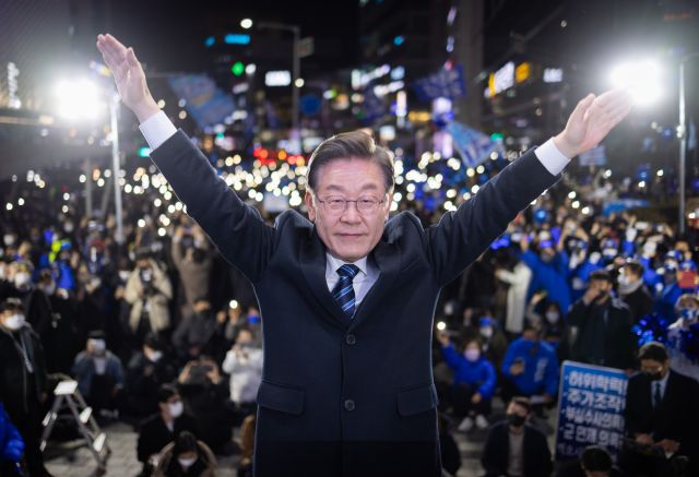 더불어민주당 이재명 대선 후보가 7일 오후 대전 서구 둔산 갤러리아 앞에서 열린 유세에서 유권자들에게 인사하고 있다. 연합뉴스
