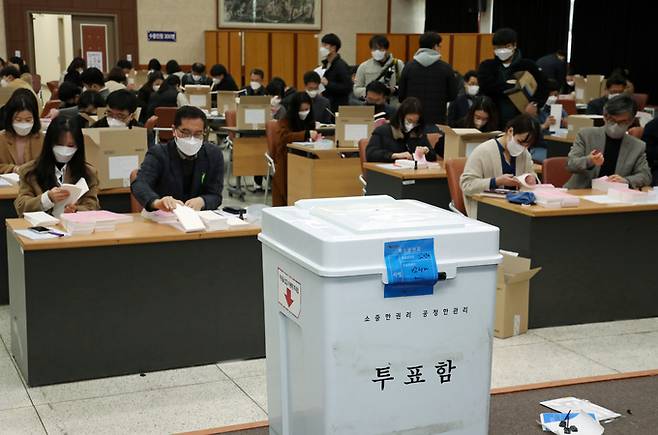 7일 오전 광주 북구청 회의실에서 동행정복지센터 투표관리관들이 투표소 운영 방법과 투표용지 검수 등 직무교육을 받고 있다. 연합뉴스