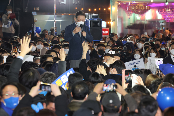 이재명 더불어민주당 대선후보가 8일 저녁 서울시 마포구 홍대 걷고싶은거리 광장무대에서 시민들과 대화를 나누고 있다. [사진 = 연합뉴스]