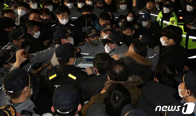 경찰이 10일 인천 부평구 삼산체육관에서유튜브 채널 '가로세로 연구소(가세연)' 와 일부 인천 시민들이 이동을 못하도록 막은 투표함을 이동시키고 있다. 2022.3.10/뉴스1 © News1 정진욱 기자