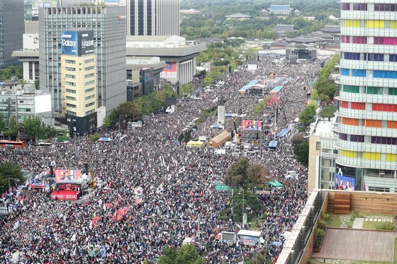 2019년 보수단체들이 서울 광화문 일대에서 문재인 정부를 비판하고 조국 당시 장관의 사퇴를 촉구하는 집회를 갖고 있다. 뉴스1