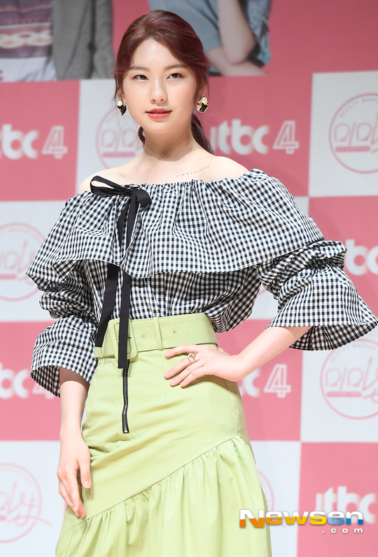 Model Kim Jin-kyung has made a sincere appearance in management.On KBS cool FM Jung Eun-jis Song Plaza (hereinafter referred to as Gayo Plaza), which was broadcast on March 10, Model Songhai and Kim Jin-kyung appeared as guests while Oh My Girl Seung Hee was a special DJ.On this day, Songhai and Kim Jin-kyung talked about eating soup tteokbokki or rosé tteokbokki if they eat tteokbokki immediately after the broadcast.At this time, Songhai and Seung Hee chose soup tteokbokki, but Kim Jin-kyungman picked up rosé tteokbokki and attracted attention.Kim Jin-kyung said, I do not have much chance to eat tteokbokki when I manage it. I tried soup tteokbokki, but I did not eat rosé.I managed it, so when I was about to go out, Rose came out and (I chose) explained.In the words of Kim Jin-kyung, Songhai and Seung Hee were surprised and said, Rosé is really delicious.Kim Jin-kyung chose rice cakes among rice cakes and rice cakes as his taste, but this is also because he can lessen guilt.Kim Jin-kyung said, My last pride. Kim Jin-kyung said, I still have rice cakes, said Seung Hee, who asked me to do Choices without dieting.The rice is good for the high price.