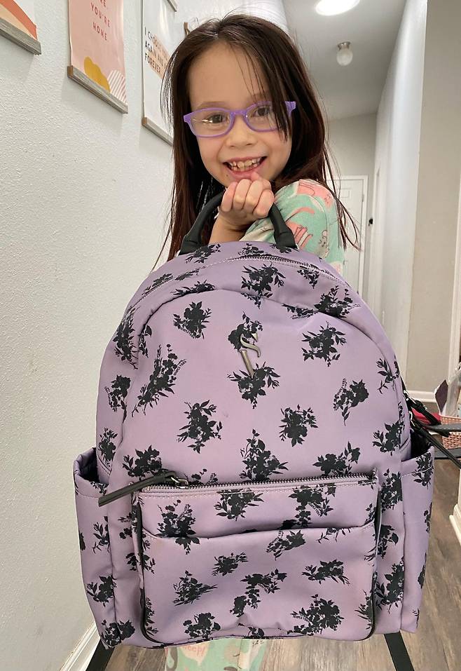 패션디자이너를 꿈꾸는 9세 소녀 카이아가 세계적인 디자이너 베라왕에게 받은 보라색 백팩을 들어보이고 있다.