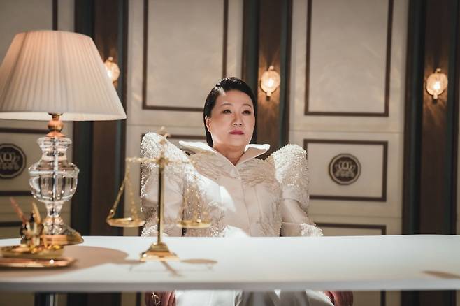 Tomorrow Kim Hae-sook created Kim Hae-sook Okhwang, which is more than imagined from visual.In MBCs new Golden Torrow, Kim Hae-sook played the role of The Oak as chairman of Juma, a low-world monopoly company with a strong personality and excellent management skills.Okhwang is the one who ordered to create a crisis management team that saves people who want to die despite extreme opposition in the organization and brought Kim Hee-sun from hell to be the team leader, and will lead the autonomy, change and renewal of the underworld.Kim Hae-sooks visuals were first released through the second teaser video released on the 7th.The visuals, which are made of two to eight garmas, neat hairstyles, eye-tailed eyelines, smokey makeup and La Poste-filled white costumes, attract attention.Kim Hee-sun of Kuri station described Kim Hae-sook as the worlds jade and shouted as soon as I first saw the visual of jade in the field.I looked good in the intense appearance of the teacher, he said, It will be the heapest jade that has ever been seen. The jade is like a god in the play, said Kim Tae-yoon, who directed Tomorrow. He decided that he should be friendly and charismatic at the same time.In Hollywood movies, Morgan Freeman plays such a role, and I think of Kim Hae-sook because I think who is in charge of the role of Actor in Korea. I am grateful that Kim Hae-sook was willing to play the role and is showing a good performance.Lamar Jackson, author of Tomorrow, said, One of the characters Casting was most curious about was Old Emperor.Okhwang should boast a tremendous La Poste as the head of Juma, and even when he writes the original story, Okhwang tries to produce a more daunting feeling than strong characters such as Ryeon and Junggil.  However, all the actors who were cast first have a strong aura. I hope someone who can do it. So I remember when I heard that Kim Hae-sook was cast and shouted, Yes! He said, Okhwang is a character who has compassion for Ryeon.So there are often scenes where the two characters are together, and I have seen Kim Hee-sun Actor and Kim Hae-sook have a stable breathing in other works, so I am so excited about how their breathing will be expressed in tomorrow. Expectations are amplified for the show Tomorrow, how intense visuals and La Poste will overwhelm Kim Hae-sook, who has revealed a heavy presence with the short appearance in the second teaser video.MBCs new Golden Tomorrow, which will be broadcast at 9:50 pm on April 1, is a low-world office human fantasy in which the dead lions who were leading the dead, now save the people who want to die.Based on Naver Webtoon of the same name by Lamar Jackson, who is considered to be a life webtoon for many people, Park Ran, who wrote various sitcoms, and Park Jae-kyung and Kim Yoo-jin will write and add new RO WOON charm.Director Kim Tae-yoon, who directed the films Retrial and Mr. Ju: Missing VIP, and Sung Chi-wook, who directed MBCs Special Work Supervisor Cho Jang-pung, Cairo, and tvN Mouse, are co-directed to raise expectations in that they are the meeting between film and deLamar Jackson.