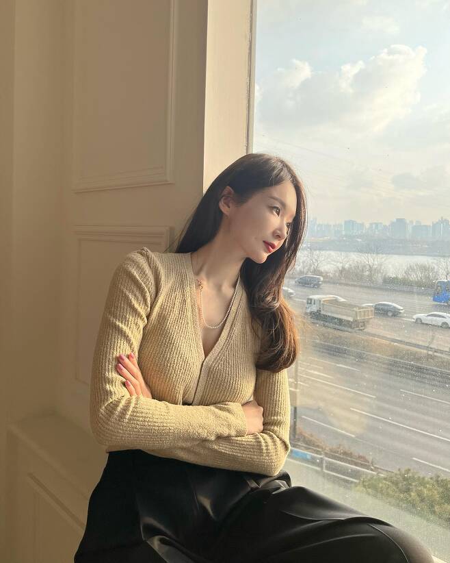 Davichi Kang Min-kyung reported on the current situation.Kang Min-kyung posted photos on his instagram on the afternoon of the 10th without any explanation.Kang Min-kyung, in the public photo, poses at the window where the riverside is visible. Sight gathers in his extraordinary beauty, who gave points to RED lip.Meanwhile, Kang Min-kyung, who was born in 1990 and is 32 years old, debuted in Davisi in 2008 and is running YouTube channel Kang Min Kyung.Photo: Kang Min-kyung Instagram