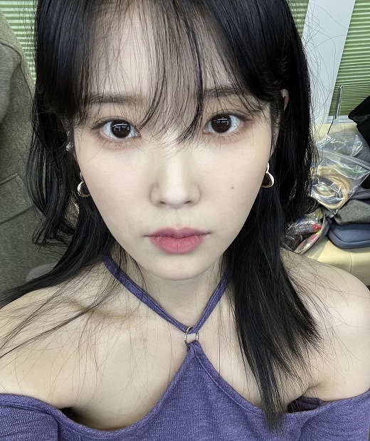 Singer and actor IU (real name Lee Ji-eun and 29) showed off her unique beauty.IU posted several photos on his 11th day, saying Ganada through his instagram.In the photo, IU was wearing a purple dress with a clear shoulder and clavicle, and she was attracted to her. She added a cute feeling with long bangs and heart-shaped earrings.Honey skin, which does not show any pores, is also impressive. Netizens have been responding hotly, such as pretty, cute, and too good.On the other hand, IU participated in the new song Kanadara by Singer Park Jae-bum (35) released on the day.