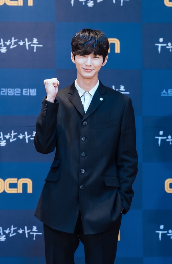 Actor Lee Won-keun plays Top Model in his first villain through a superior day.On the 11th, OCNs new drama a superior day online production presentation was held.On this day, director Cho Nam-hyung, Jin Goo, Lee Won-keun and Lim Hwa-young attended the production presentation and talked about the drama.Ha Do-kwon did not attend the production presentation due to the confirmation of Corona 19.A Superior Day (playplayplay by Lee Ji-hyung/director Cho Nam-hyung/planning studio Dragon/produced Eywillmedia) is a 24-hour runaway thriller in which only the most superior survives, with the most common man having to kill a serial killer next door to save his kidnapped daughter.In addition to the fact that a superior day is the third webtoon original drama by OCN, Jin Goo (Ho-Chul Lee), Ha Do-kwon (Bae Tae-jin) and Lee Won-keun (Kwon Si-woo) are expected to join together.Lee Won-keun is divided into the role of art killer Kwon Si-woo who believes that he is superior to anyone in the world.Lee Won-keun, who played Top Model in his first villain through a superior day, said, If I have been laughing and playing warm roles so far, the opposite Feelings have come to me attractively.The writing itself is so funny and it is happening in Haru, so it is fast. It is excellent compared to any script. About the original webtoon, Lee Won-keun said, When I first said that I was dramatizing, I knew that I knew and saw the work.I did not make any reference to it while taking a complete note, but I referred to those parts because it is similar in expressing the contents and characters of Webtoon. Lee Won-keun caught the eye by revealing he had lost weight for the role of a psychopath serial killer.Lee Won-keun said: I was wondering how I could look more vicious and worse: I was very concerned with laughing or tone of voice, unlike my previous works.I thought I wanted to hear the cheap Feelings laughing, he said. I was dry because I thought I wanted to look thin before shooting, but I lost a lot of weight.So I think that the vicious and cheap Feelings did not live more. Jin Goo, who also shared his breathing with the sub-committee, said, When I first met my senior, I was in love with the rainbow.I was really scared when I was ambassador to Hado Kwon, but I was really scared, he said. I did not mix blood, but I made it as fun as my brother.As for Jin Goo, he said, The first entertainer I saw when I was in the entertainment industry is Jin Goo, and I am new to work with him this time.a superior day will be broadcasted at 10:30 pm on the 13th.Photo: OCN