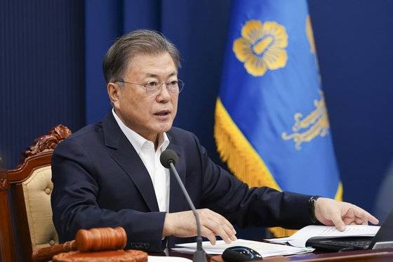 문재인 대통령이 대선 하루 전인 지난 8일 청와대에서 열린 영상 국무회의에서 발언하고 있다. 뉴스1