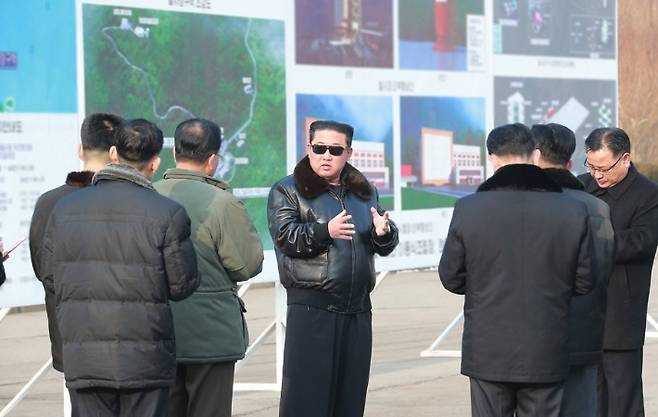 북한 김정은 국무위원장이 대륙간탄도미사일(ICBM)로 전용 가능한 장거리 로켓을 발사할 수 있는 서해위성발사장을 현지지도 했다고 조선중앙통신이 11일 보도했다. 연합뉴스