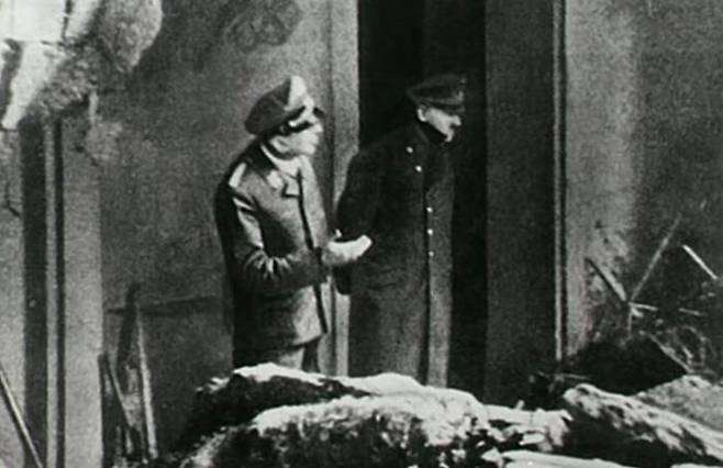 히틀러의 알려진 마지막 모습. 1945년 4월30일, 자신의 지하벙커에 쏟아진 소련군 폭격의 피해상황을 보기 위해 SS 장교와 함께 잠시 나온 모습이 찍혔다. 그는 얼마 뒤 벙커에서 자살했다. (UKTV History 캡처)