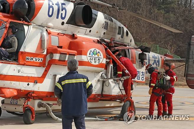 헬기에 오르는 공중진화대원 (울진=연합뉴스) 손대성 기자 = 12일 경북 울진군 기성면 울진산림항공관리소에서 산림항공본부 소속 공중진화대원들이 울진 응봉산 산불 현장에 헬기에서 줄을 타고 내려가는 레펠 방식으로 진입하기 위해 헬기를 타고 있다. 2022.3.12 sds123@yna.co.kr