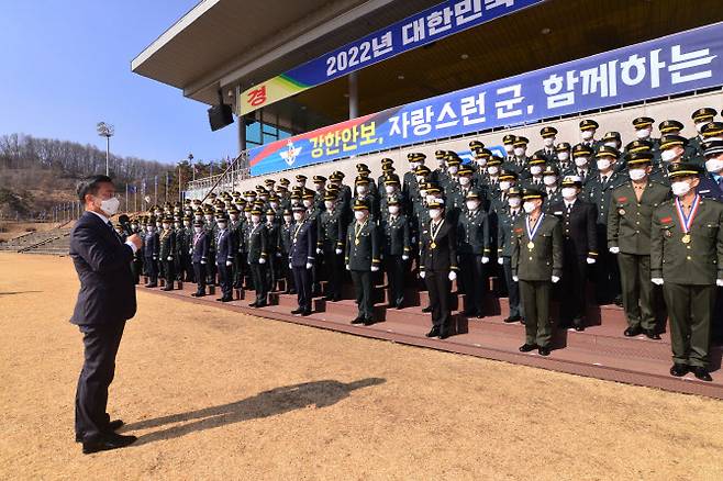 서욱 국방부 장관이 3월 3일 육군학생군사학교에서 열린 2022년 학군장교 임관식에서 신임 장교들의 임관을 축하하고 있다. (사진=연합뉴스)