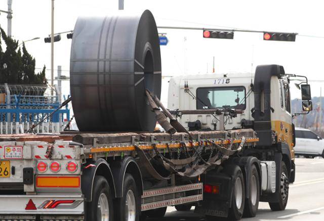 경북 포항 포스코에서 화물차가 철강 제품을 실어서 나오고 있다. 연합뉴스
