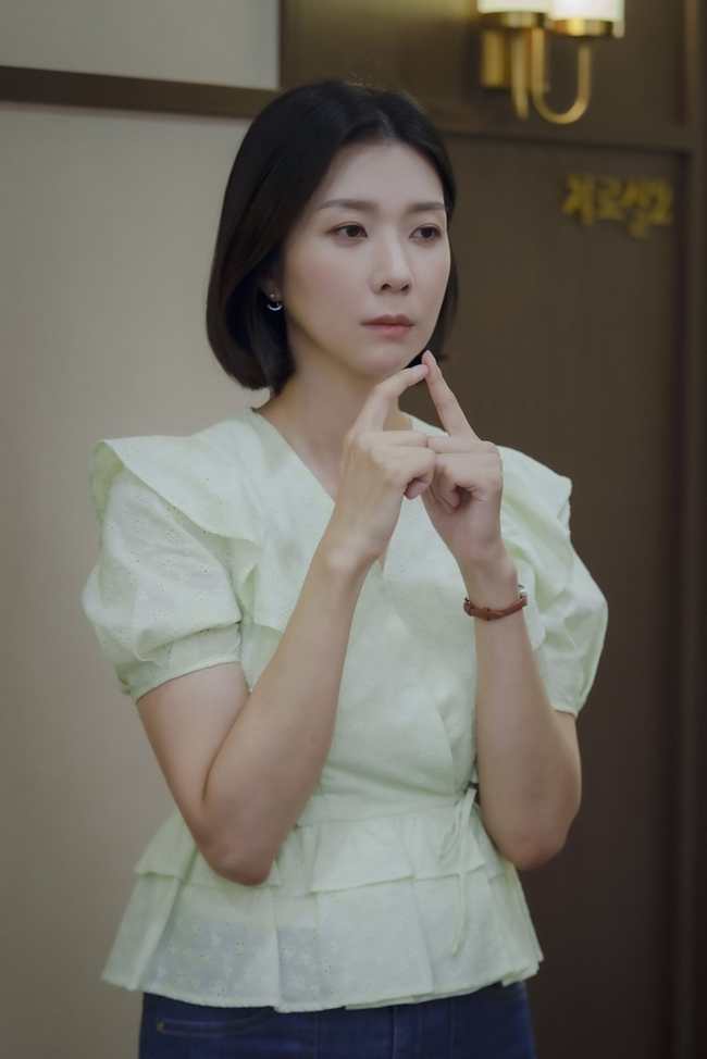 Actor Kim Ji Hyun is watching the charming 39-year-old mother Solo Jang Joo-hee character, and is receiving a lot of love from viewers.Actor Kim Ji Hyun (played by Jang Joo-hee), who is building a unique image as a pure owl in the JTBC drama Thirty, Nine (playplayplay by Yoo Young-ah/director Kim Sang-ho/produced JTBC Studio, Lotte Culture Works), which is being broadcast every Wednesday and Thursday at 10:30 pm, is adding joy to the play.Kim Ji Hyun, who is in the middle of the drama as a department store cosmetics manager Jang Joo-hee, is showing his presence with attached Acting, which saves 200% of the characters tendency and charm.It does not splash between Yamujin Chamijo (Son Ye-jin) and the hot Jeong Chan-young (Jeun Mi-do) but it is attracting the characters appeal by making good and generous Jang Joo-hees heart appeal.Especially, the pure wrongness that comes out regardless of time and place acts as a powerful attractive point of the character Jang Joo-hee.First, in a serious atmosphere that was counterattacked by the adulterous punishment group, Kim Jin-seok (Lee Mu-saeng) asked what he had been riding in the police station, and the scene of the first police station, which answered innocently, I came in a police car, was a part of the scene that could confirm her personality at once.When a young woman, Friend, appeared next to Park Hyun-joon (Lee Tae-hwan), who stimulated the love cells of Jang Joo-hee, she was so envious of her envy that she lost her previous intentions, saying, Im pretty.Love is bad enough to receive the extreme coaching of Friends, but love is getting more and more doubled in its innocence.The way Jang Joo-hee impressed was also caught off guard.Jang Joo-hee faced the desperate fact that Friends deadline was judged, and he changed the lottery ticket for the first time in his life to the crusher and said, It is a great fortune that I first came to my life.That luck, you take it. So I live for four more years. Thats a fourth-class thing.The luck that came to him made many people cry that they might be able to live a little longer for Friend Chung Chan Young.At first glance, it seems to have a relatively smooth daily life unlike Chung Chan-young, who is living in an insecure child care center and has an old love affair, but Jang Joo-hee has a heartbreaking story that gave up college because she was early to her father and nursed her cancer-related mother.This aspect of foreign language is making viewers feel more emotional.Jang Joo-hee, who is such a harmless person, finally exploded in the attitude of crossing the line of the guest in the last 6 times and gave a cool excitement.The more polite you are, the more rude you are to the customer, and the more you leave your job.Kim Ji Hyuns detailed expression, which was the figure of Jang Joo-hee, who was a good and good person, even when he was stopped at the moment of the anger that he pressed,