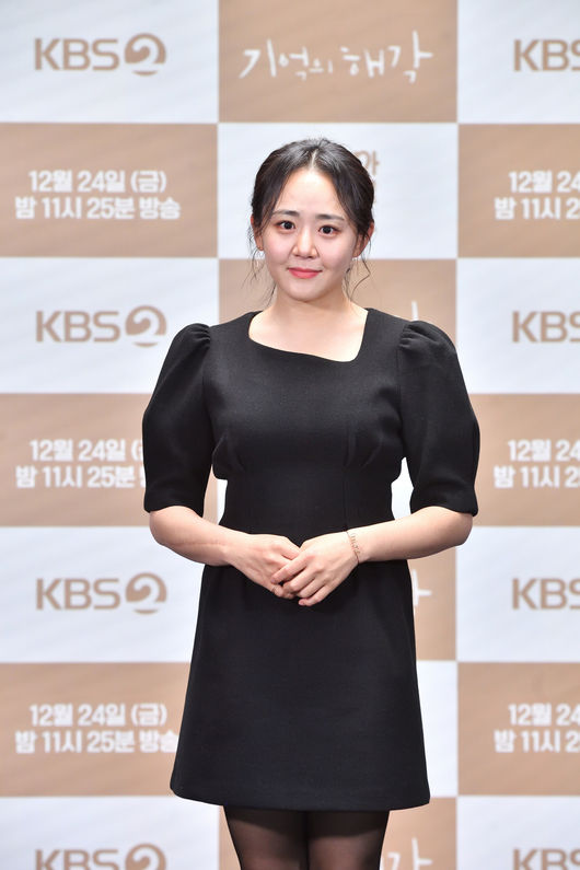 Actor Moon Geun-young revealed the surgical Scars. Although she may be sensitive and sensitive as an actress, Moon Geun-young did not hide her wounds.Not only this time, but also in the official ceremony, the Scars have been revealed, and many people are cheering for the courageous sister of the people.Moon Geun-young posted an article and a photo called Cre_Company on his instagram on the 14th.Moon Geun-young, who recently signed an exclusive contract with his new agency Cree Company, announced his new profile photo on the day and announced his active activities.The most notable picture of Moon Geun-young is a profile picture taken by lying down in a shirt, and a clear Scar on his right arm is seen in this picture of his sleeve.It is treated in black and white and more clearly shows Scarring.Moon suffered a sudden Paineded in his right arm in February 2017; Moon, who was diagnosed with acute compartment syndrome, underwent four operations.Acute compartment syndrome is an emergency disease in which the pressure of the tissue in the compartment continues to increase as the blood flow to the muscles and nerve tissues decreases below a certain level.It causes severe Paineded and paralysis, and if not treated on time, muscle and neuronal necrosis occur and require very emergency.Moon Geun-young, who had undergone four surgeries after the outbreak, was devoted to treatment for a month, and Moon Geun-young, who focused on health recovery, returned to his work and showed healthy appearance.The Scars, the traces of surgery left on Moon Geun-youngs arm, could not be concealed, but Moon Geun-young did not want to hide them.Moon Geun-young, who had been wearing long sleeves for a while in the official ceremony, started to show his arms proudly now, and the Scars were clearly visible in his recent official appearance.At the time of the KBS2 drama special Remembrance of Memory production presentation last December, Moon Geun-young wore a black dress, and his sleeves were short-sleeved.Moon Geun-youngs right arm was clearly marked with surgery, which was also seen in the photo.Moon Geun-young did not want to be seen as it is, but Moon Geun-young, who is smiling all over the place, was shown in the photo that was released in an even way.In addition to the official appearance, he also showed his Scars clearly in his profile photos and showed a dignified Attitude.Moon Geun-young, who had been loved as a national sister, endured surgery for acute compartment syndrome and returned to a healthy state and received applause and support.And they are showing their wounds without hiding them, working healthily, and receiving even greater support.