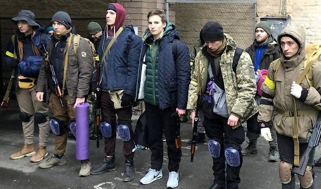 우크라이나군에 자원입대한 10대 청년들의 모습